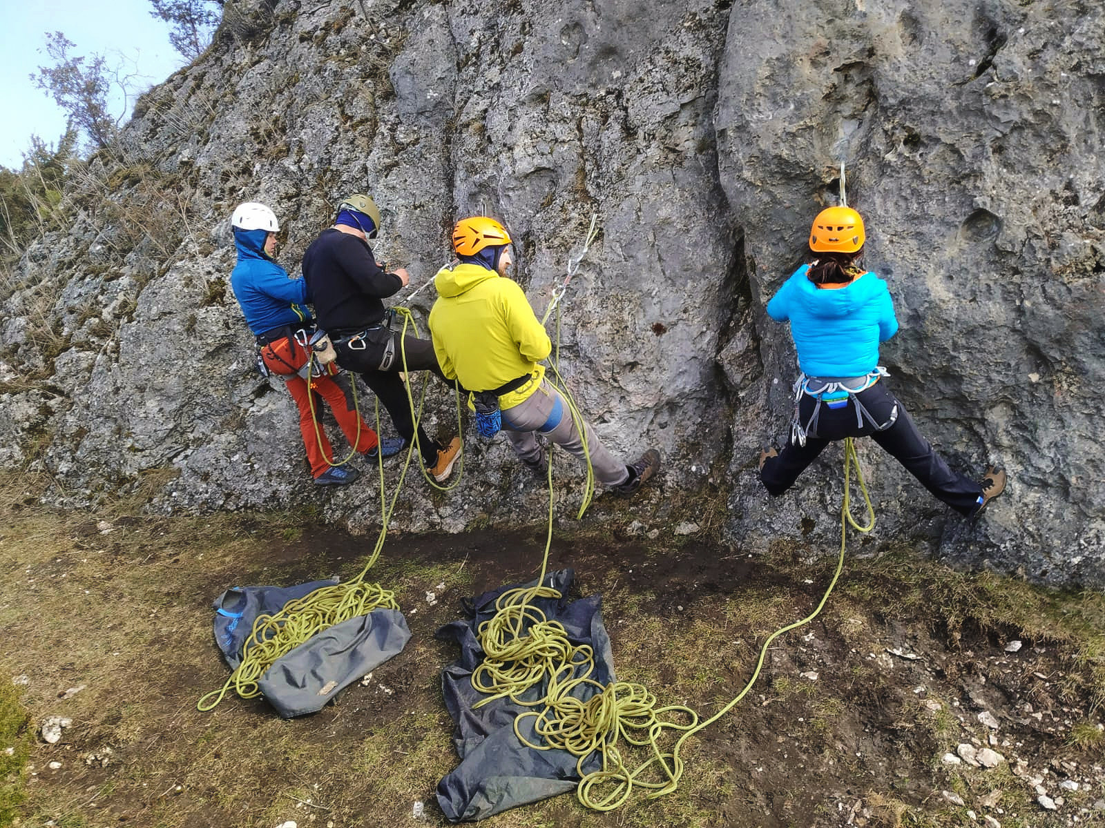 Kurs wspinaczkowy w skałach – bezpieczne poruszanie się po drogach sportowych