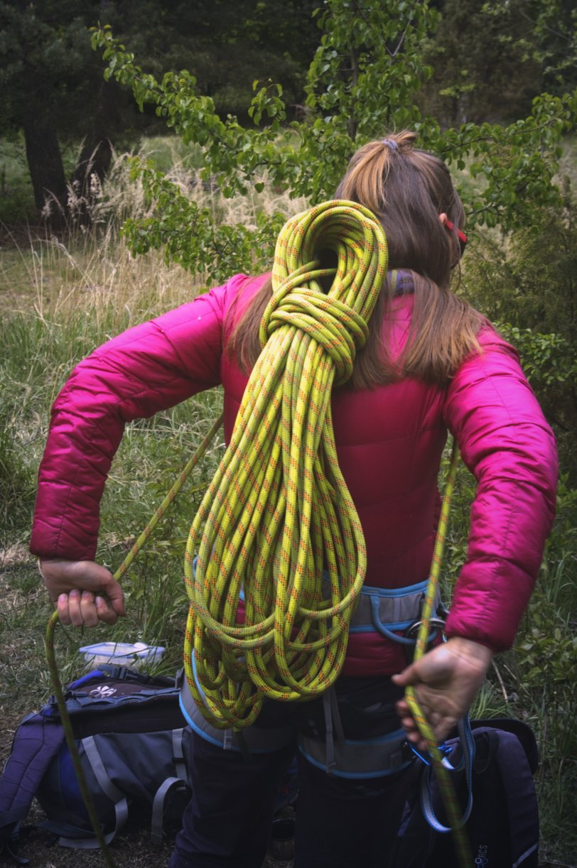 Wspinaczka na kursie skałkowym – technika, asekuracja i zjazd