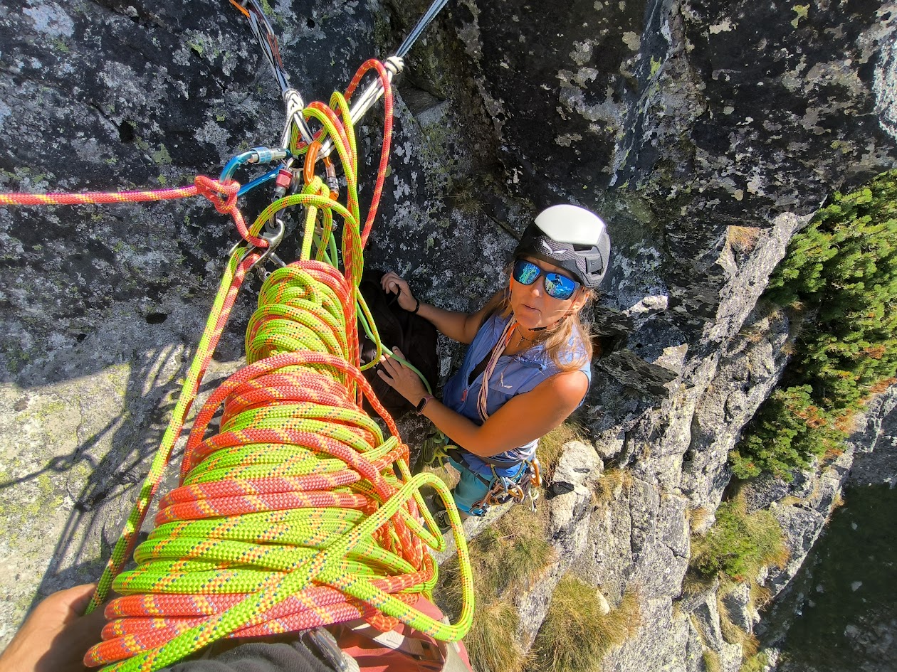 Kursanci podczas wspinaczki w skale